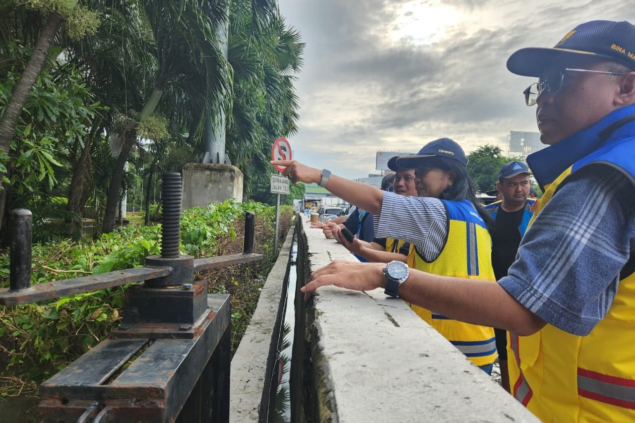 Wamen PU Diana saat mengecek folder pompa air di tol bandara ,( foto: pu)