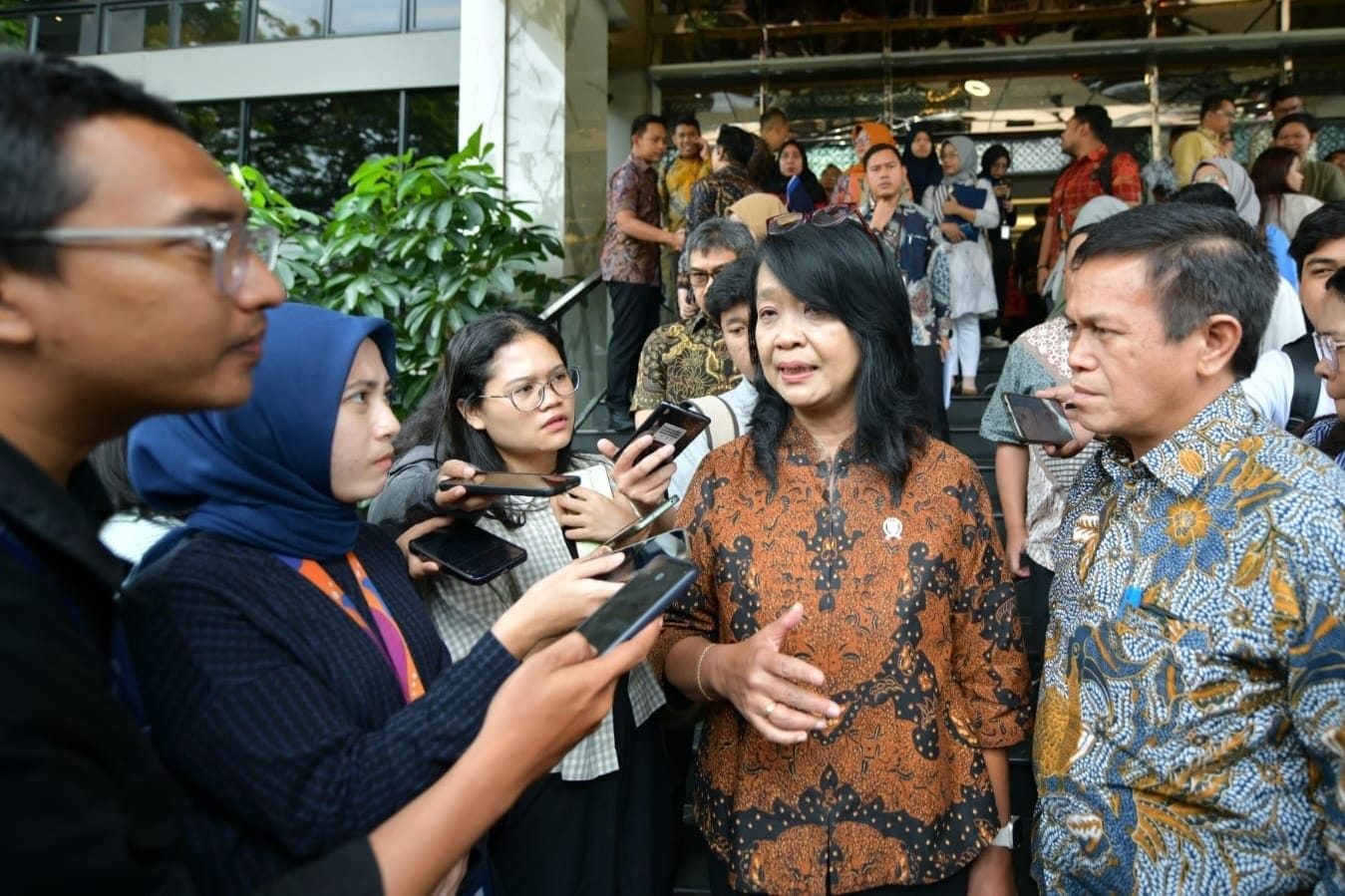 Wamen Diana saat memberikan keterangan pada media (foto: pu)