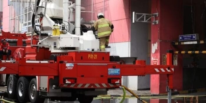 Damkar Bentuk Tim Cari Wanita Hilang di Kebakaran Glodok Plaza