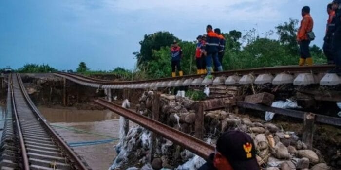 Akibat Banjir Jalur KA di Wilayah Grobogan Masih Terputus