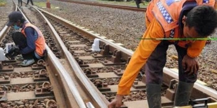 Satu Jalur Rel Kereta Perlintasan Gubug-Karangjati sudah Tersambung