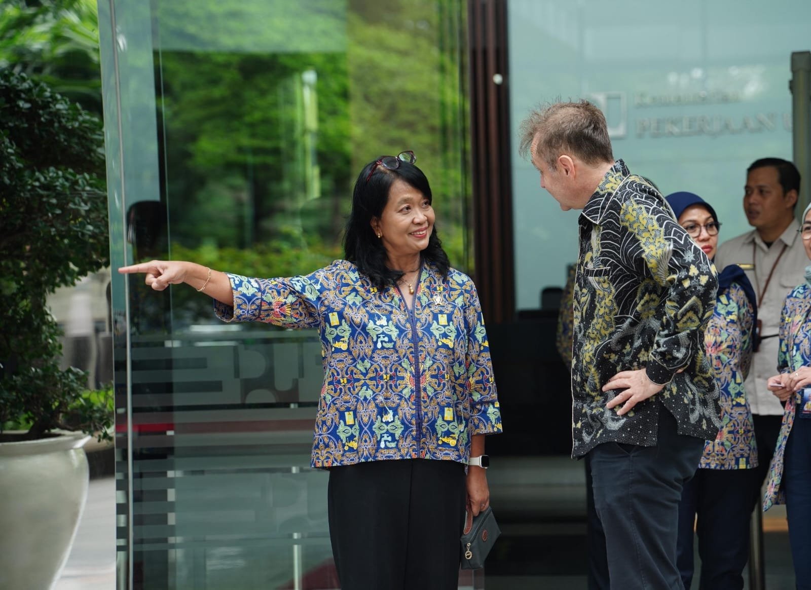 Wamen Diana sedang memperlihatkan penghijauan dikantor pu kepada Amer Bukvic (pu )