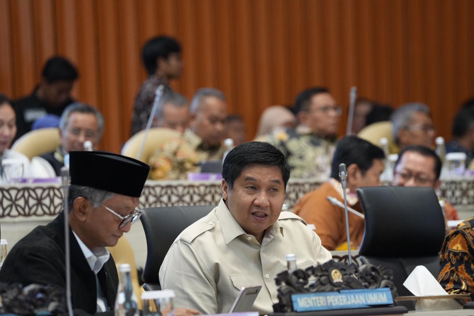 Menteri Ara (/kanan)/dan Menteri PU (kiri) saat Raker dgn komisi V DPR-RI ( foto: pkp/ ristyan)
