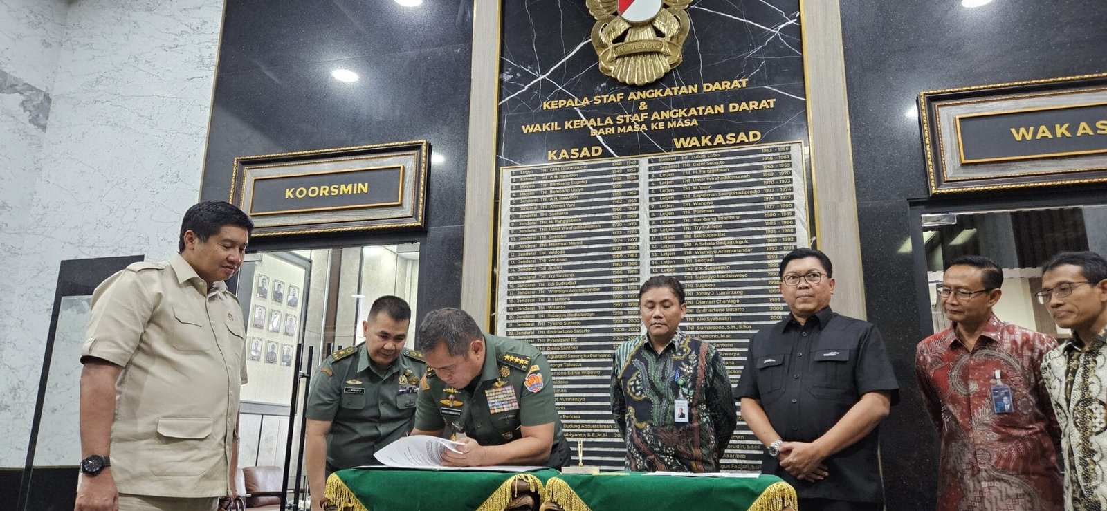 Menteri PKP saat menyaksikan MoU antara TNI AD dgn BP Tapera dan Bank Mandiri (foto: pkp/ ristyan)