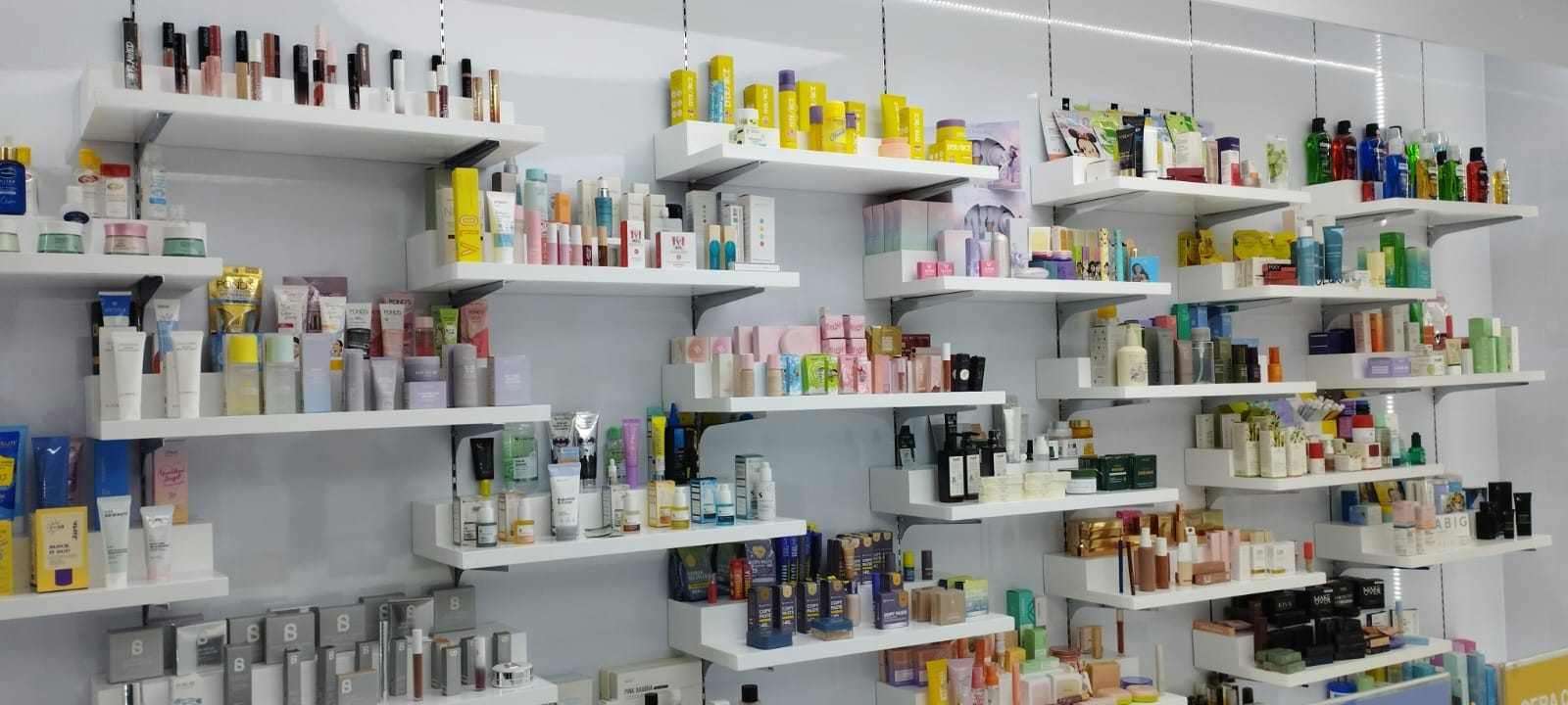 Berbagai macam produk kosmetik yang telah dihasilkan oleh PT Cosmax Indonesia ( foto: SPN/ diah dayanti )