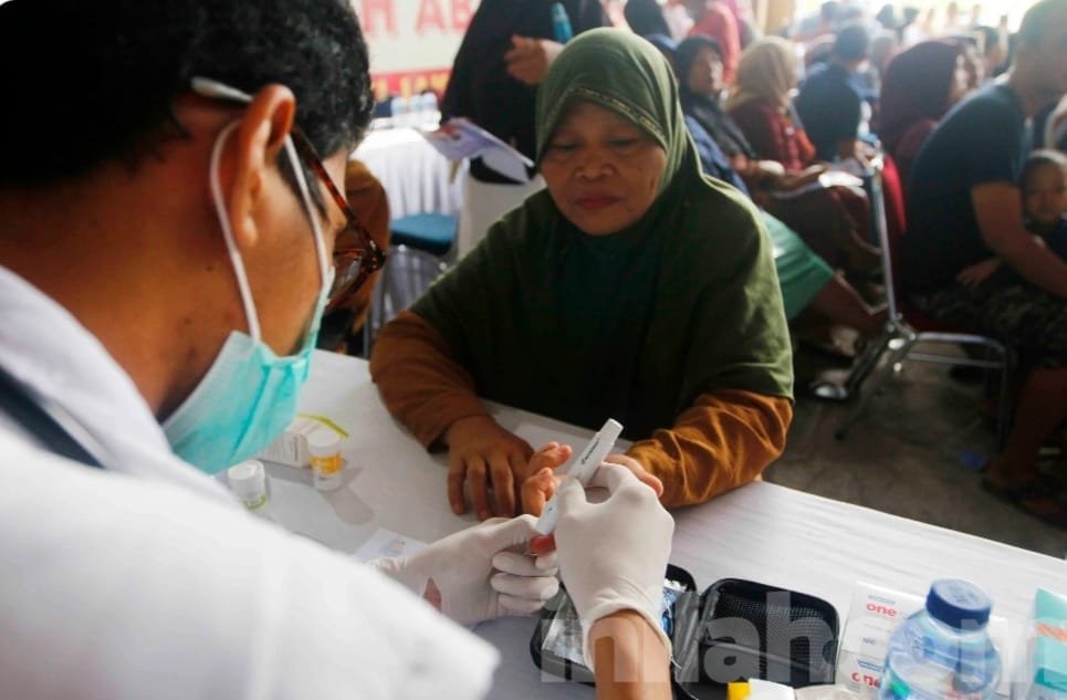 Warga Palmerah saat pemeriksaan di puskes setempat ( foto: inilah.com)