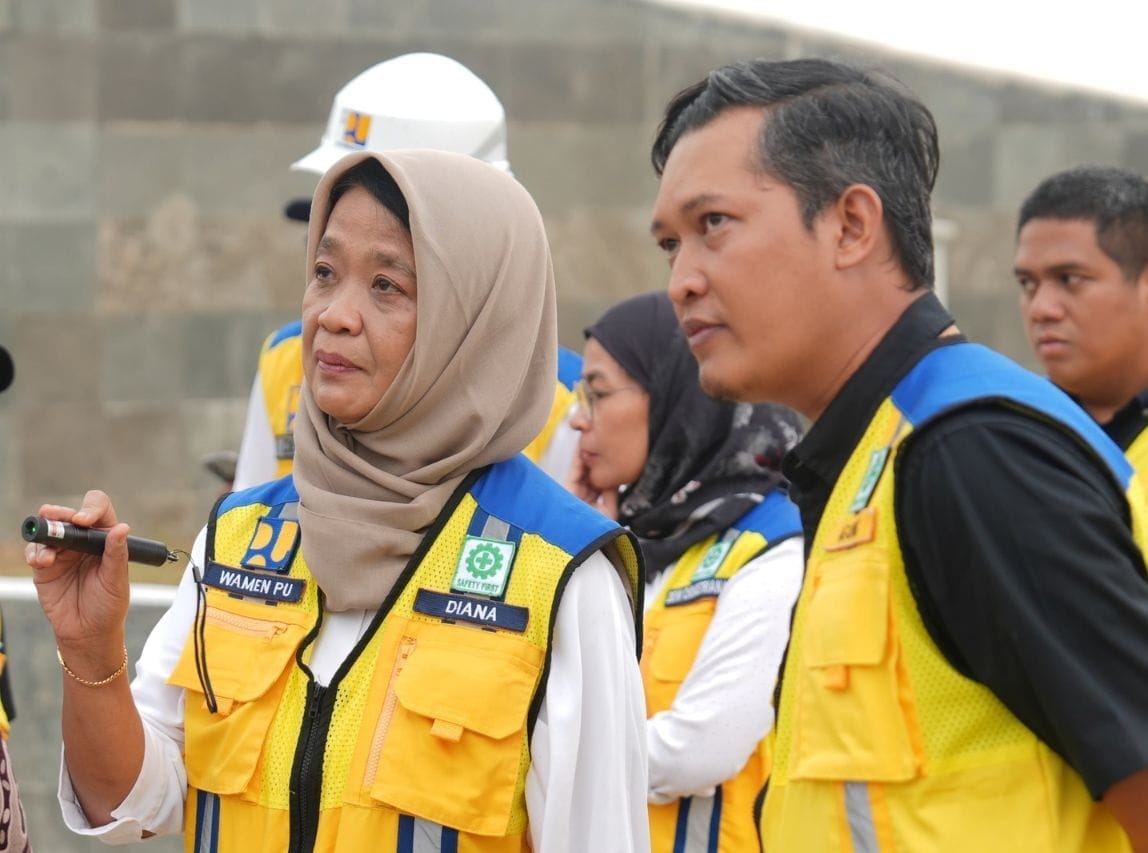 Wamen Diana saat meninjau SPALD-T di Banda Aceh ,( pu)