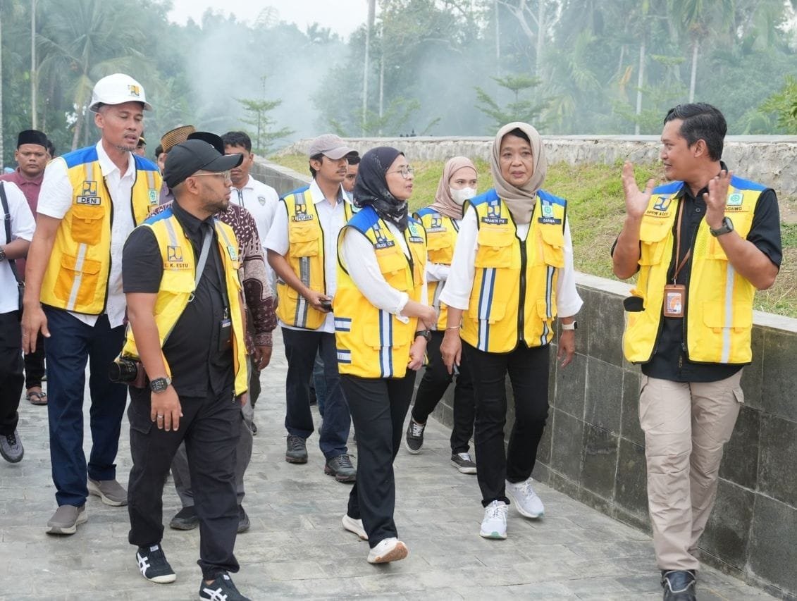 Wamen Diana saat mendengarkan laporan Kabalai PPW Aceh, pada kunjungan ke kawasan Living Park di Aceh (pu)