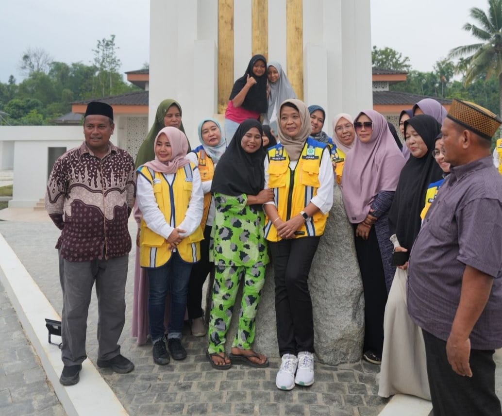 Wamen saat befoto dikawasan Living Park Aceh bersama warga setempat (pu)