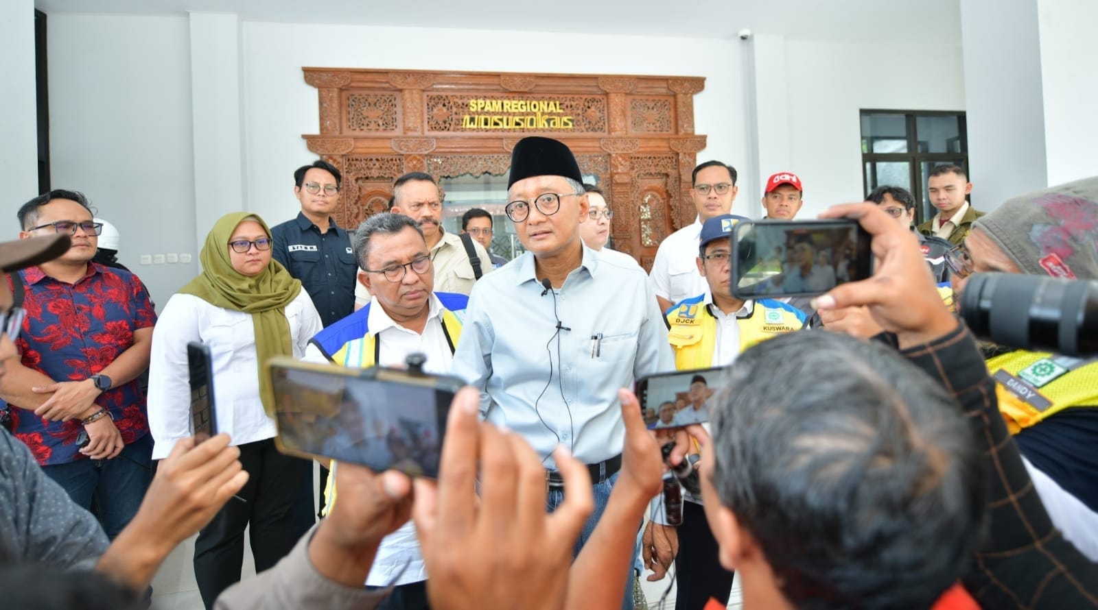 Menteri PU saat memberikan keterangan pada media terkait kunjungan nya di Jawatengah (pu)