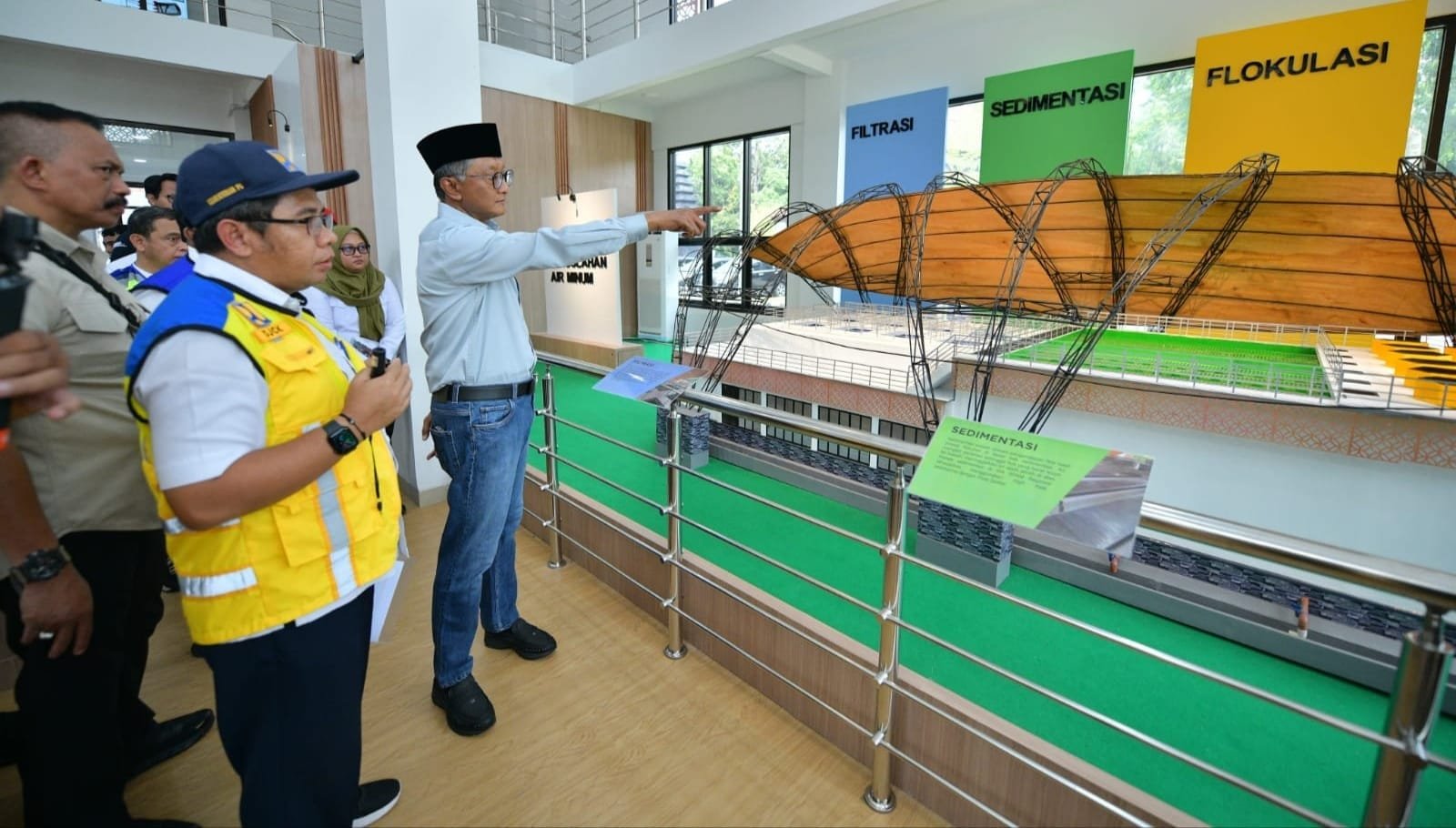 Menteri PU saat munjungan di SPAM Regional Wosusokas Jateng (pu)