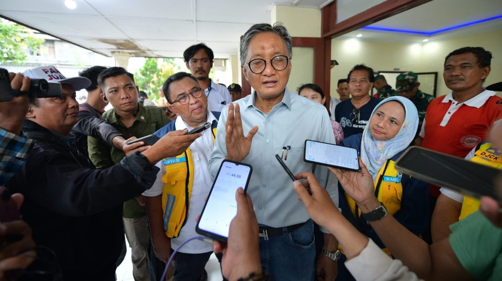 Menteri PU saat dengan media lokal di Wonogiri (pu)