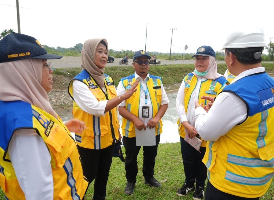 Wamen PU saat memberikan arahan kepd jajaran nya saat kunket dibendungan Rukoh Aceh (pu)