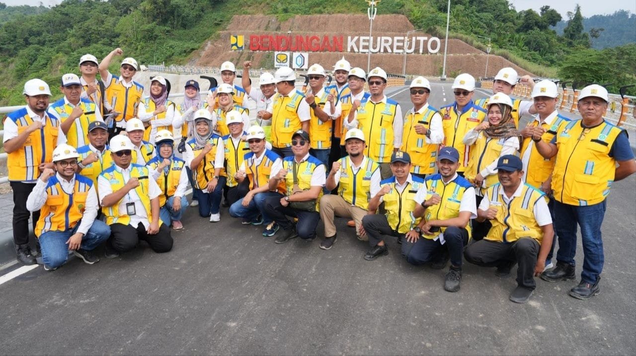 Wamen PU berfoto bersama dgn jajaran nya di Bendungan Keureuto Aceh ( pU)