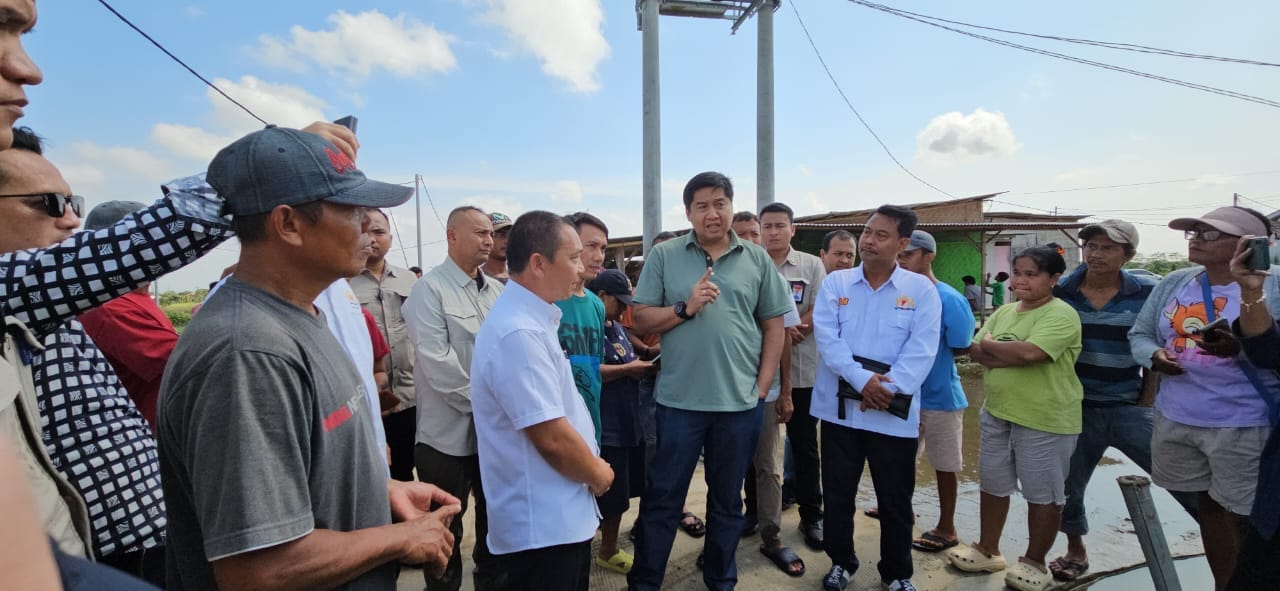 Menteri Ara saat sidak diperumahan yg banjir di permata resident ,(foto pkp/ristyan)