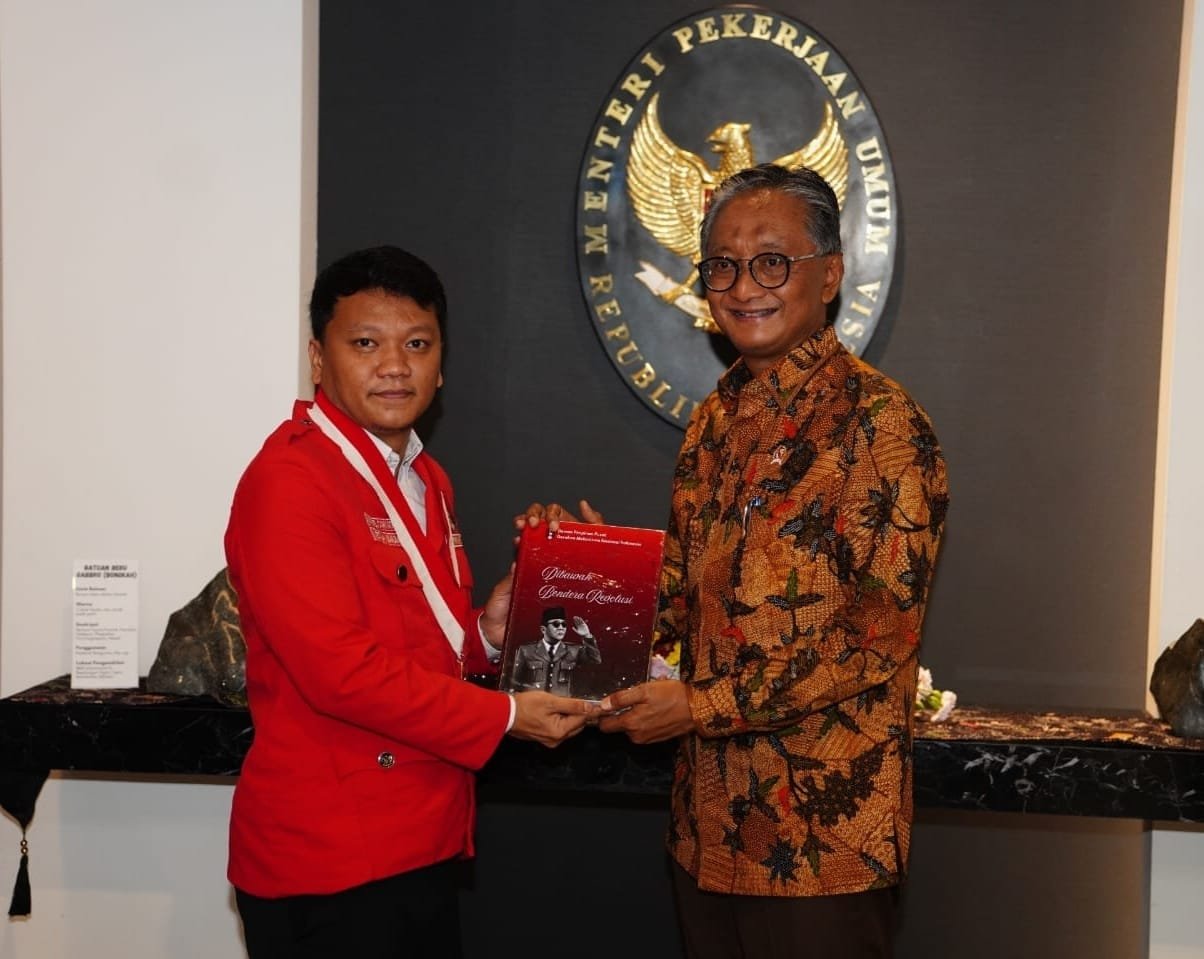 Menteri PU ketika menerima GMNI di Kantor nya (pu)