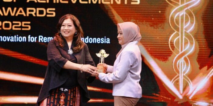 Direktur Utama Salutee.Id Ibu Rini Nur Adiati menyerahkan Penghargaan kepada “Klinik AL Kindi” utk Innovative and Experienced in Combination of Medical and Herbal Medicine. (Foto : istimewa)