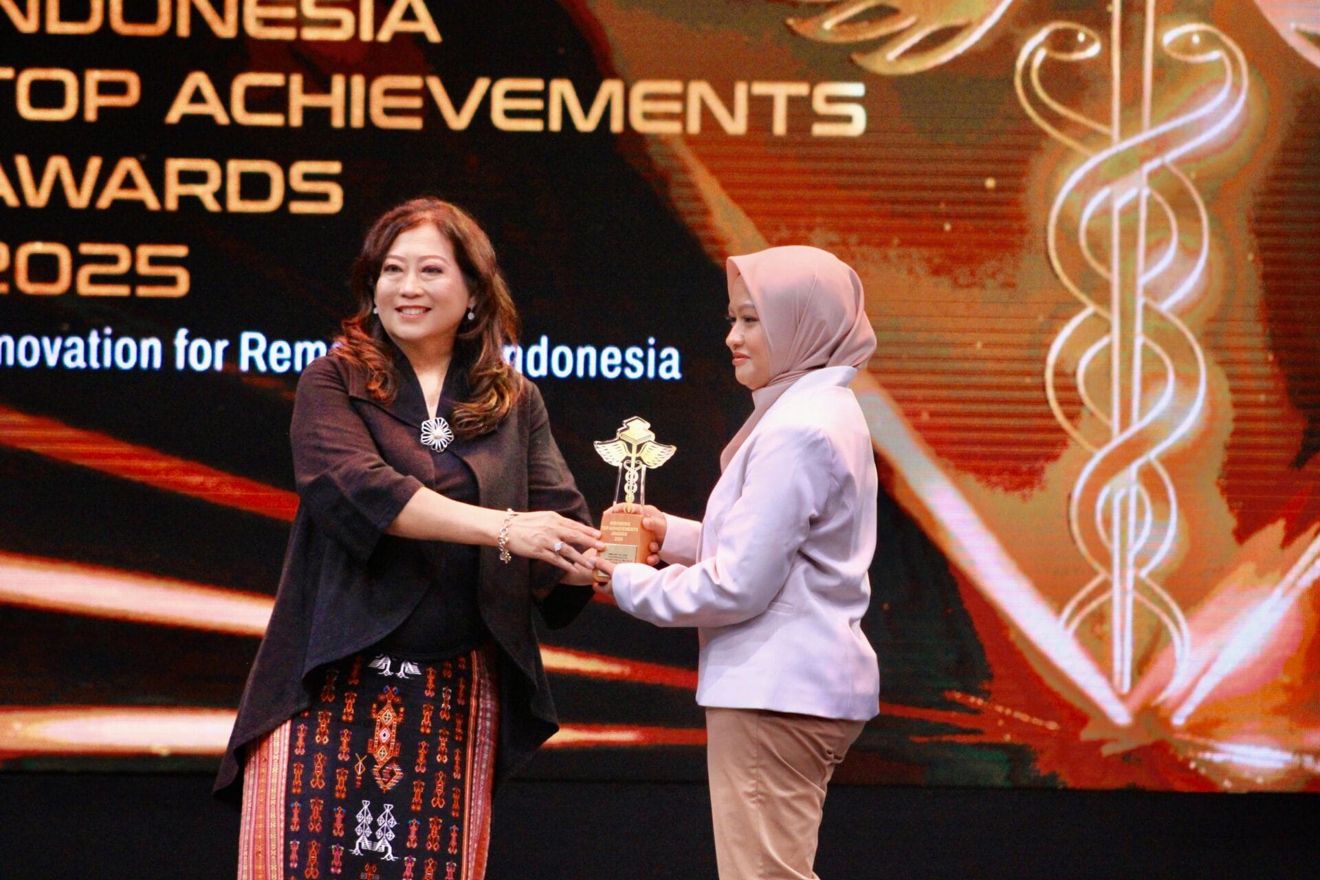 Direktur Utama Salutee.Id Ibu Rini Nur Adiati menyerahkan Penghargaan kepada “Klinik AL Kindi” utk Innovative and Experienced in Combination of Medical and Herbal Medicine. (Foto : istimewa)