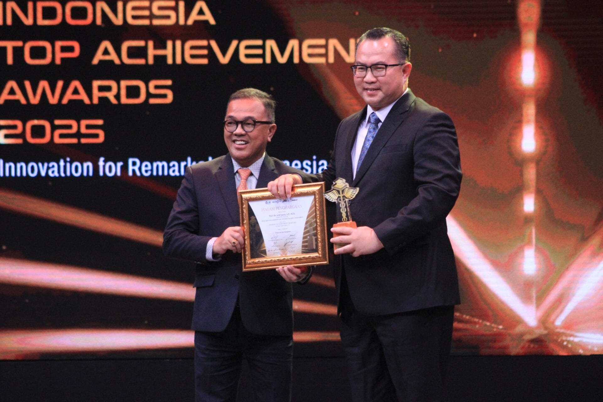 Dewan Juri Prof Dr. Murpin Sembiring, SE, M.Si. menyerahkan penghargaan kepada Rektor IPB University  Prof. Dr. Arif Satria, SP, MSi (foto: istimewa)