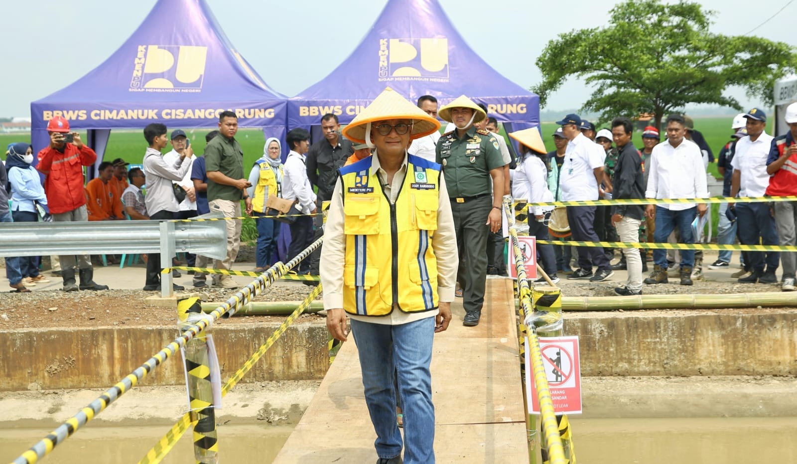Menteri PU saat kunjungan kerja didesa Cikedung Lor Indramayu (pu)