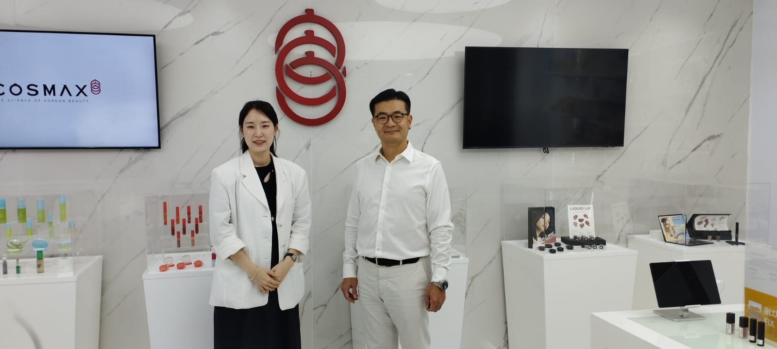 Direktur Utama Cosmax, Cheong Min- Kyoung dengan ,( kanan ) dengan Nayeon Yoo-Strategic Marketing Manager ( kiri ) ( foto : by diah dayanti/ SPN )