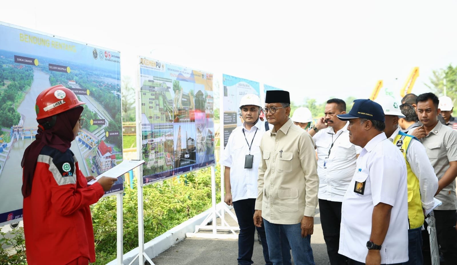 Menteri PU Dody Hanggada saat mengunjungi bendung Rentang Majalengka