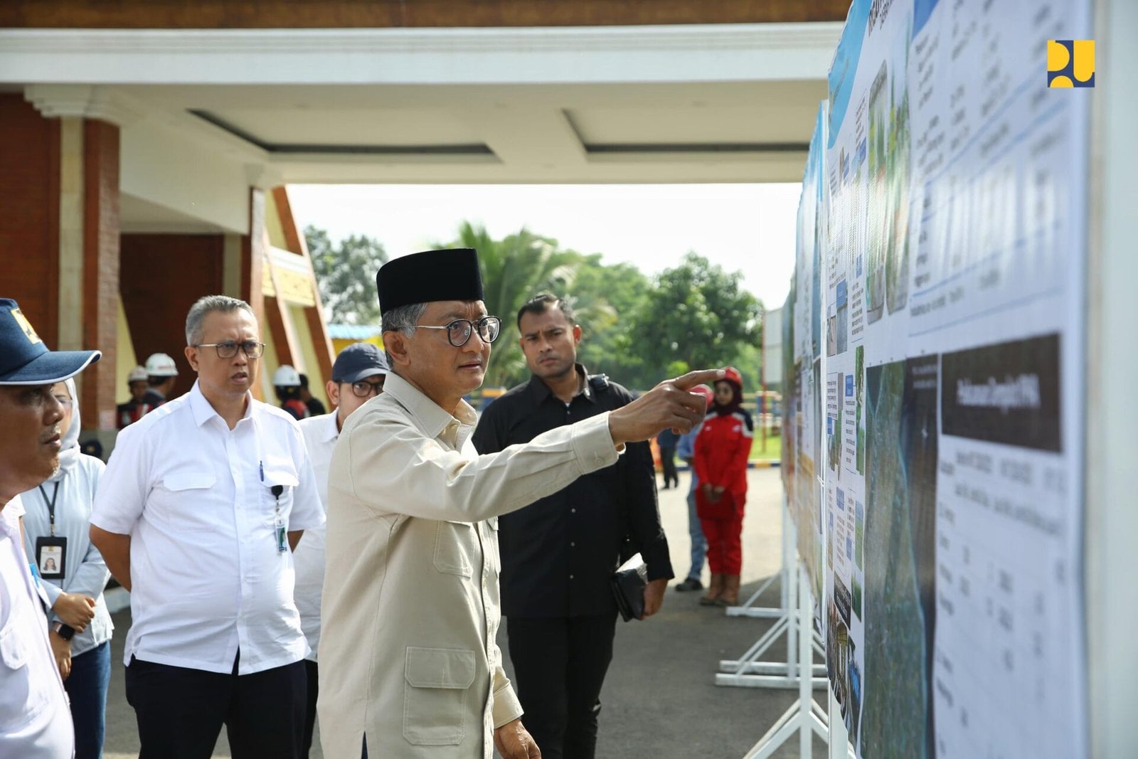 Menteri Dody saat melihat. perkembangan Bendung Rentang di Majalengka ,(pu,)
