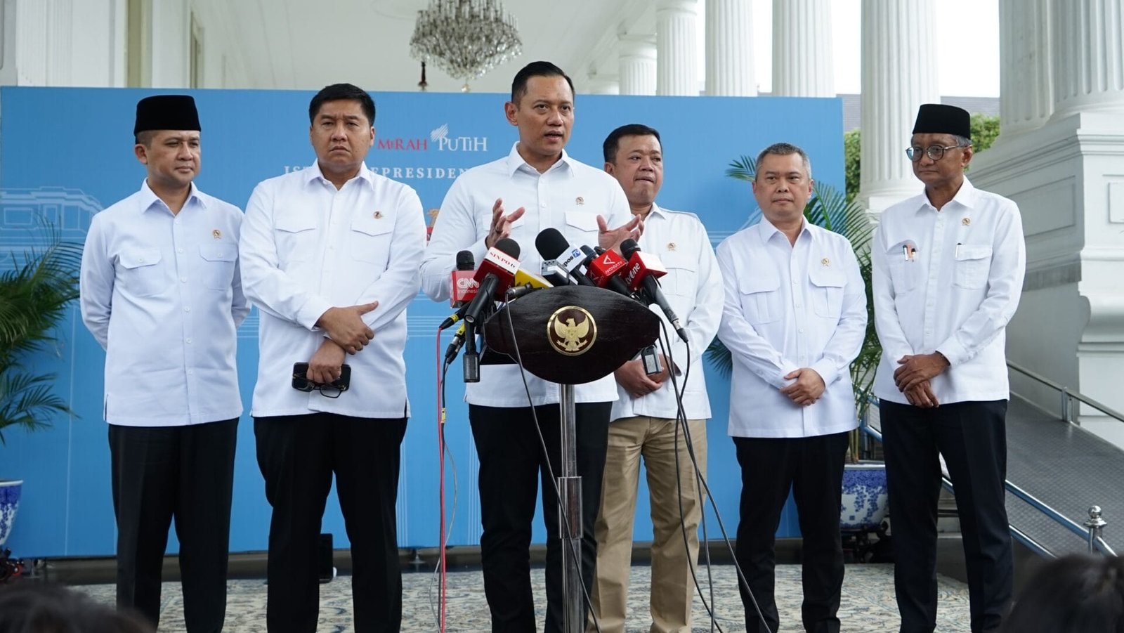 Usai Rapat  Terbatas dengan Presiden Prabowo, Menko Infrastruktur didampingi menteri Ara tanya jawab dgn awak media ( pkp/ Ristyan)