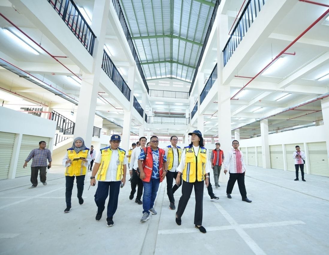 Wamen Diana saat meninjau pasar Banjarsari Pekalongan,yg telah selesai 100% pembangunan nya (foto,: pu)