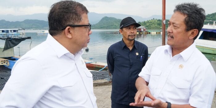 Wamen PKP Fahri Hamzah (kiri,) dan Menteri KKP, Sakti Wahyu Trenggono ( kanan) saat meninjau kawasan pesisir pulau Bungin NTB ( foto: pkp/ Ristyan)