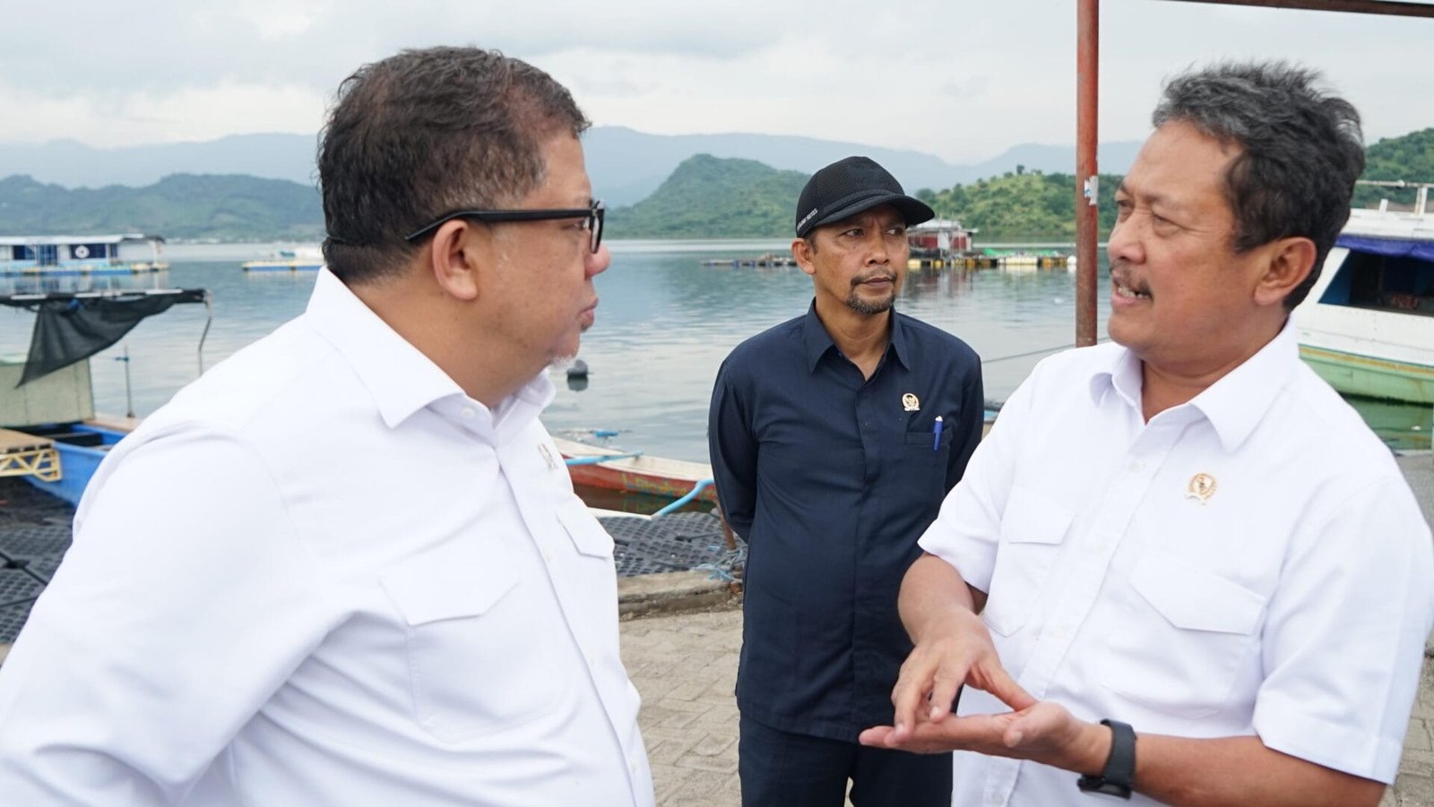 Wamen PKP Fahri Hamzah (kiri,) dan Menteri KKP, Sakti Wahyu Trenggono ( kanan) saat meninjau kawasan pesisir pulau Bungin NTB ( foto: pkp/ Ristyan)