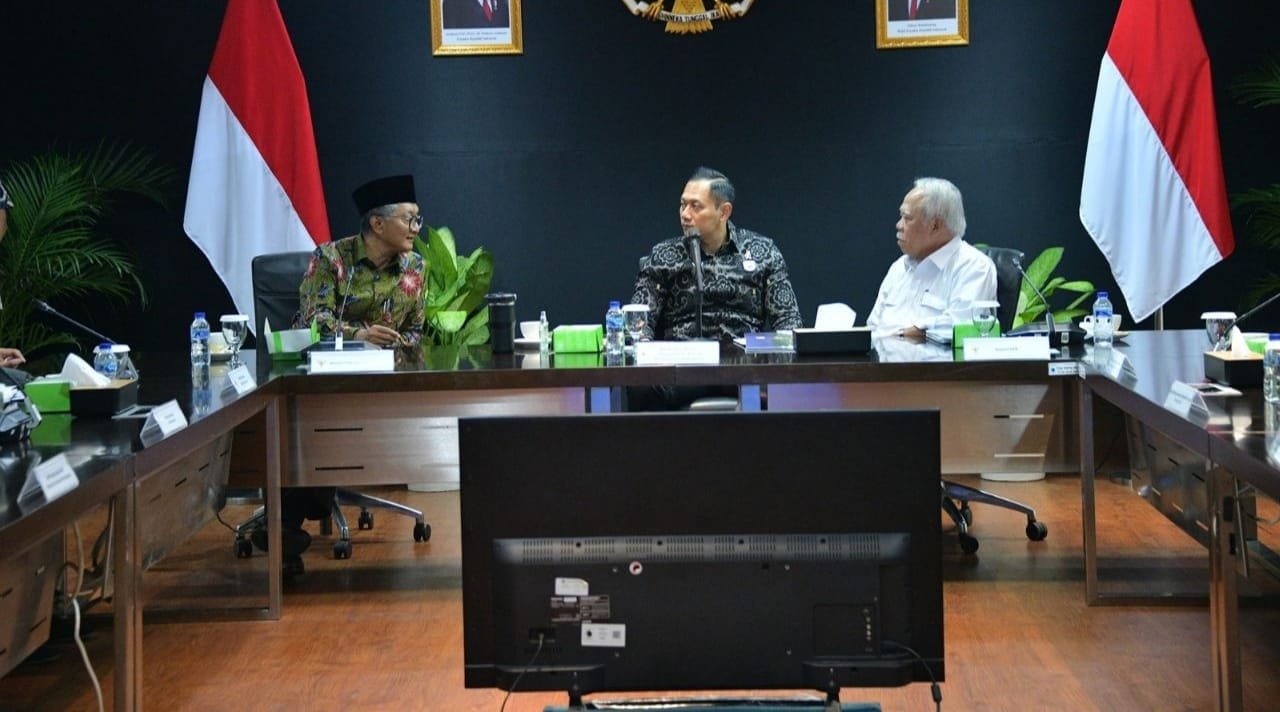 Menko AHY ( tengah ) didampingi Menteri PU (kiri) dan Kepala Otorita IKN,Basuki ( kanan ) saat rakor tentang pembahasan pembangunan gedung legislatif dan yudikatif (pu)