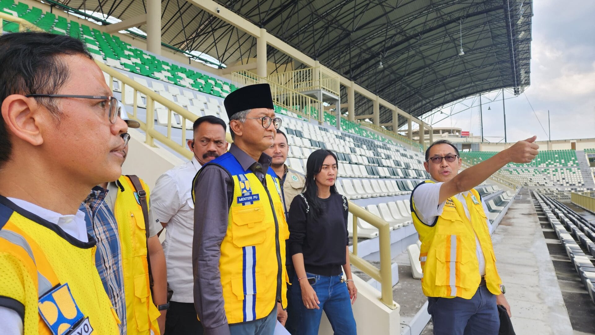 Menteri PU ( tengah ) saat meninjau Stadion Maguwoharjo Sleman (pu)