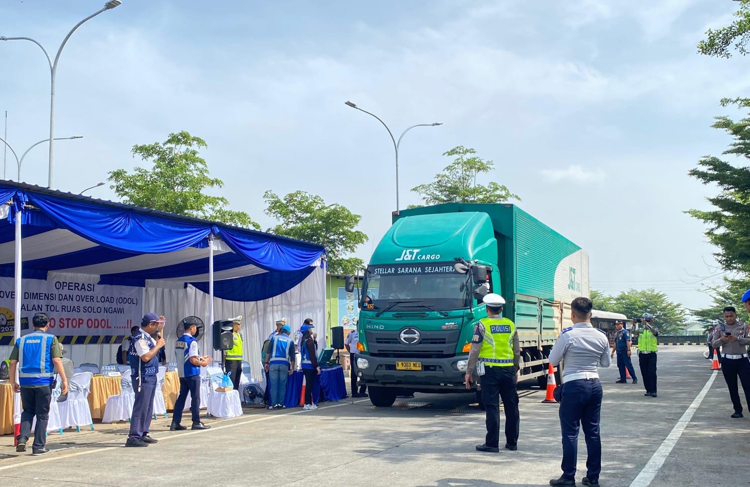 PT Jasamarga Solo Ngawi lakukan penertiban ODOL di ruas tol Solo -Ngawi ( foto: JSN)