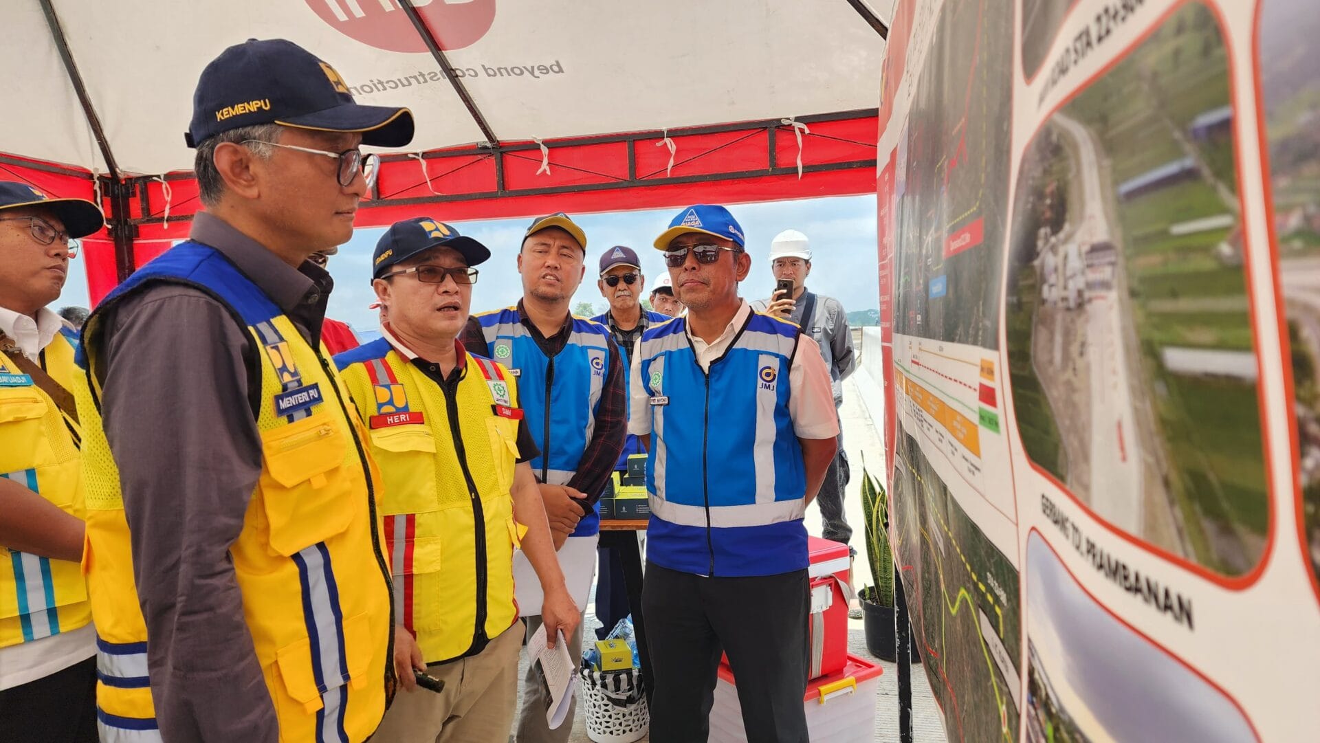 Menteri PU Dody Hanggodo saat melihat gambar pada proyek Tol NYIA Yogya (foto : puskom PU)