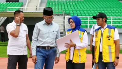 Menteri PU,Dody Hanggodo(kiri tengah) didampingi Kepala Balai Prasarana Wilayah Permukiman,Airyn Saputri ( kanan tengah ) saat meninjau langsung Stadion Gelora Delta Sidoarjo Jawa Timur ( foto : birokompu )