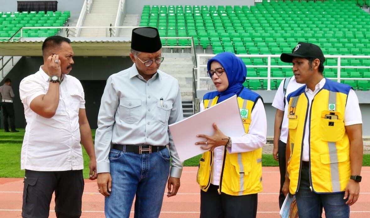 Menteri PU,Dody Hanggodo(kiri tengah) didampingi Kepala Balai Prasarana Wilayah Permukiman,Airyn Saputri ( kanan tengah ) saat meninjau langsung Stadion Gelora Delta Sidoarjo Jawa Timur ( foto : birokompu )
