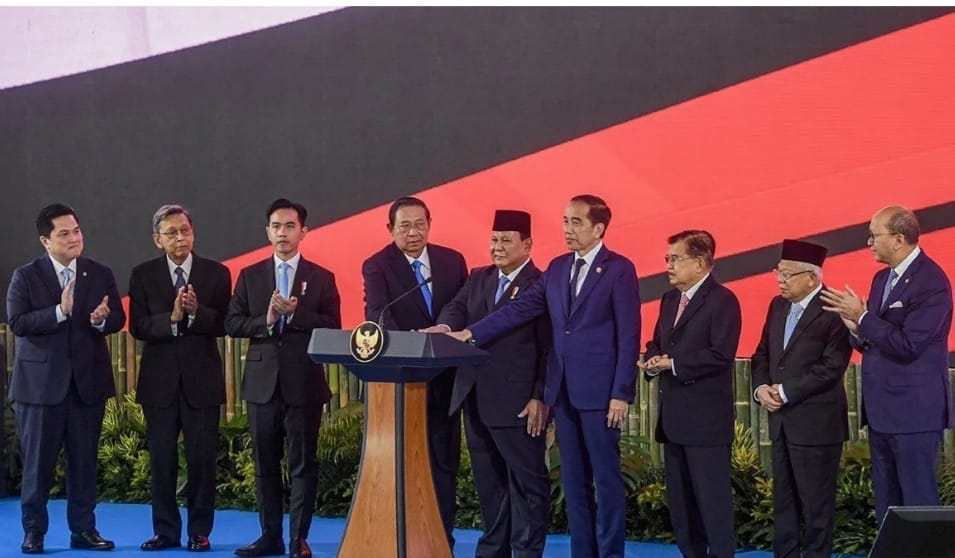 Presiden Prabowo Subianto (kelima kiri) didampingi Wapres Gibran Rakabuming Raka (ketiga kiri) bersama Presiden ketujuh Joko Widodo (keempat kanan), Presiden keenam Susilo Bambang Yudhoyono (keempat kiri), Wapres ke-13 Ma'ruf Amin (kedua kanan), Wapres ke-12 Jusuf Kalla (ketiga kanan), Wapres ke-11 Boediono (kedua kiri), Menteri BUMN Erick Thohir (kiri), serta Menteri Investasi dan Hilirisasi/Kepala Badan Koordinasi Penanaman Modal Rosan Roeslani (kanan) meluncurkan secara simbolis badan pengelola investasi Daya Anagata Nusantara (Danantara) Istana Merdeka (foto: antara )