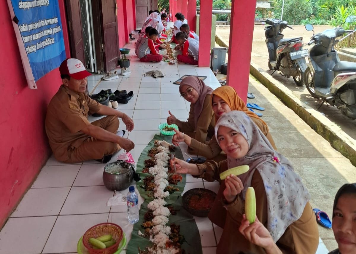 SDN Curugbitung 01 Pagi menggelar acara tradisi rerempakan , yakni makan bersama yang melibatkan seluruh guru dan siswa. Acara ini berlangsung di halaman sekolah pada Senin (24/02/2025)