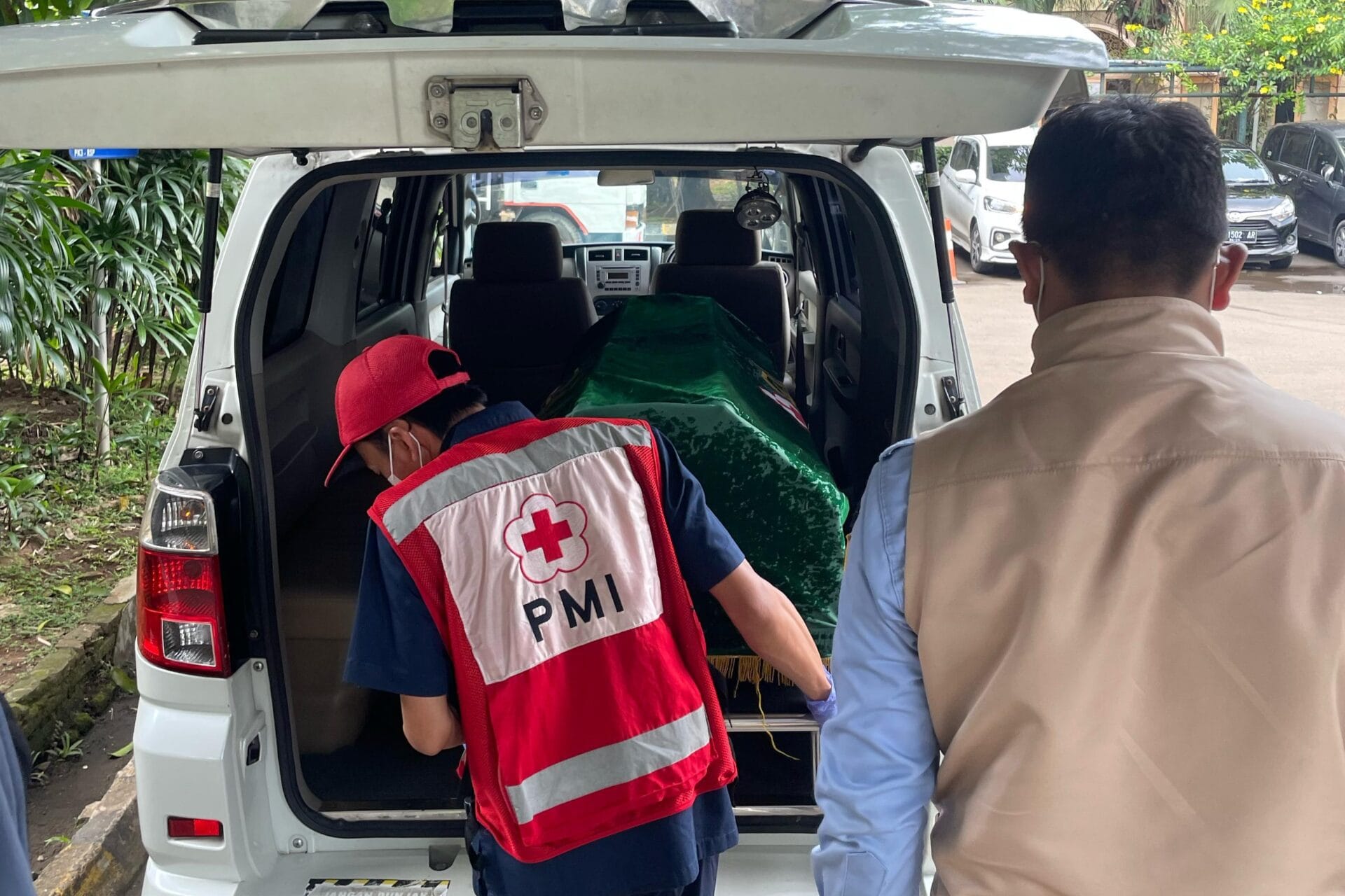 alang Merah Indonesia (PMI) Kabupaten Kepulauan Seribu menunjukkan komitmennya dalam memberikan layanan kemanusiaan dengan membantu pengantaran jenazah warga Pulau Tidung, Almarhum Rameli.