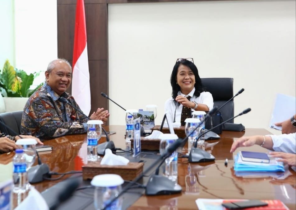 Wamen Diana bersama Deputy Bidang Koordinasi Penanggulangan Bencana dan Konflik Sosial,Kemenko PMK, Lilik Kurniawan ( foto: birkom pu)