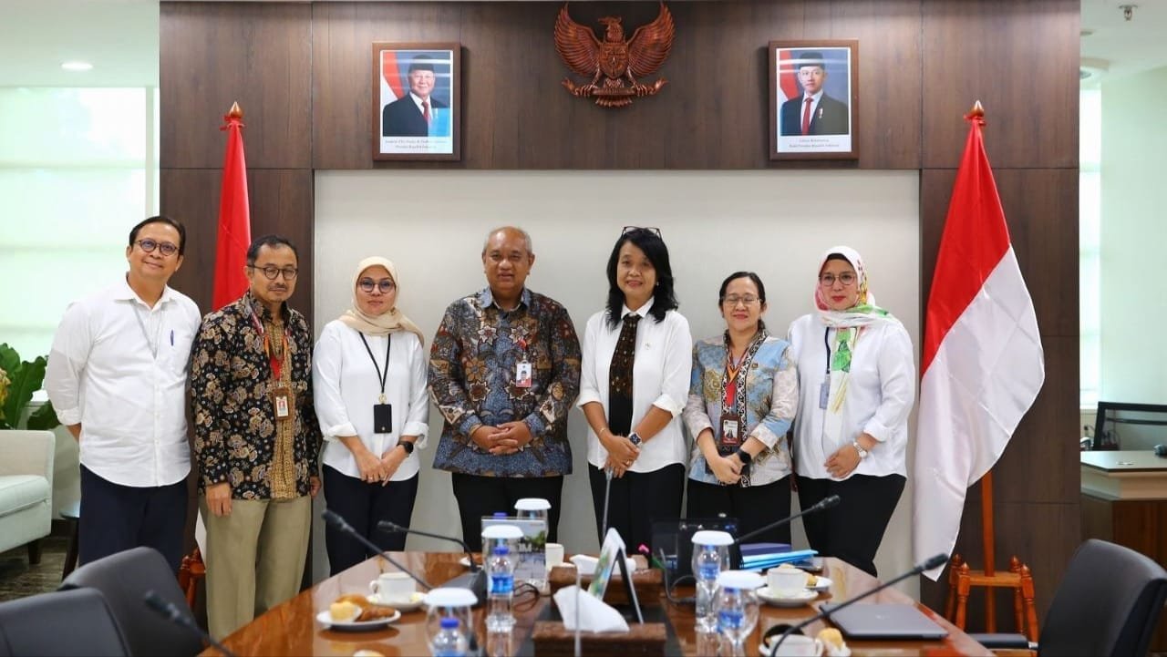 Wamen berfoto bersama dengan para perwakilan dari Kemenko PMK ( foto : birkom PU )