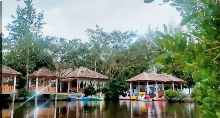 Pantai Kairatu banyak dikunjungi para wisarawan lokal dan luar daerah jika hari libur tiba ( foto: SPN/ yopi yacob)