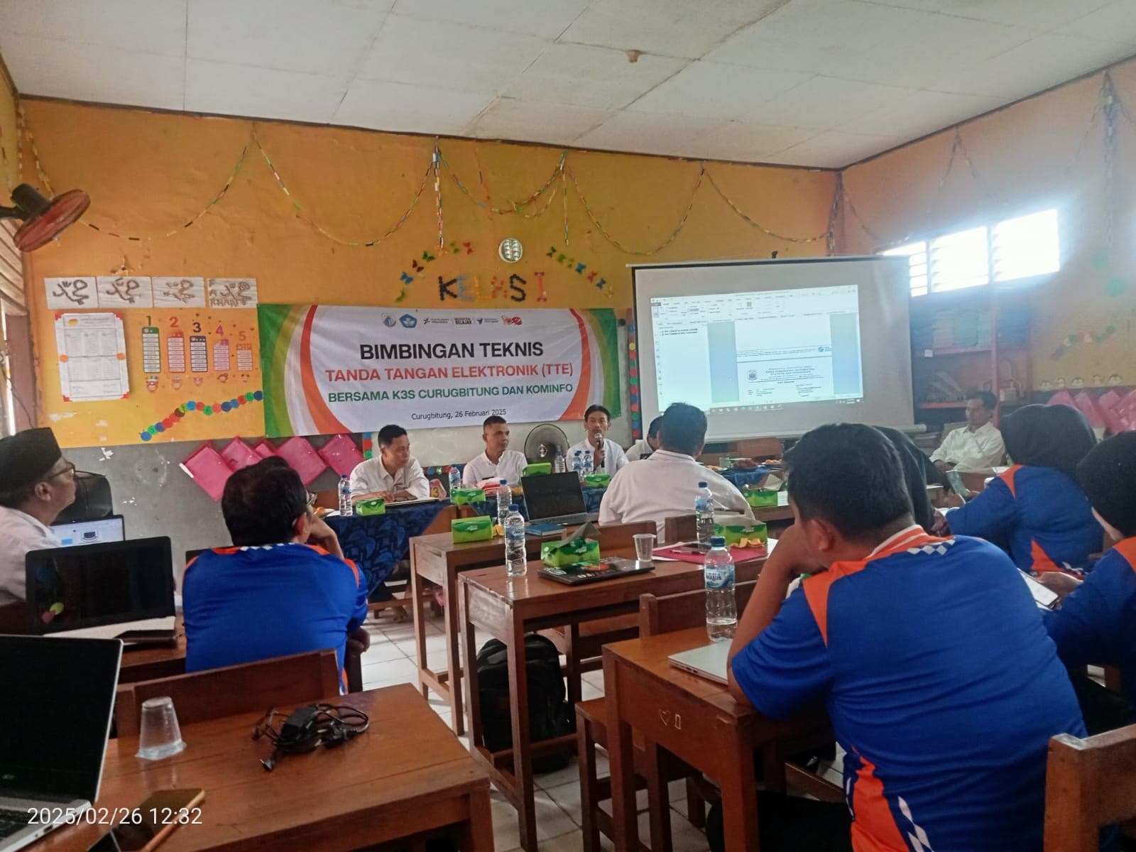 Acara ini turut dihadiri oleh 21 operator sekolah yang mendampingi para kepala sekolah dalam memahami penggunaan tanda tangan elektronik.