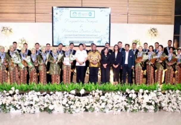 Usai Pengambilan Sumpah dan Pelantikan 28 Dokter baru angkatan ke 33 periode 2025 Fakultas Kedokteran Universitas Pattimura (Unpatti) Ambon ( foto: unpati )