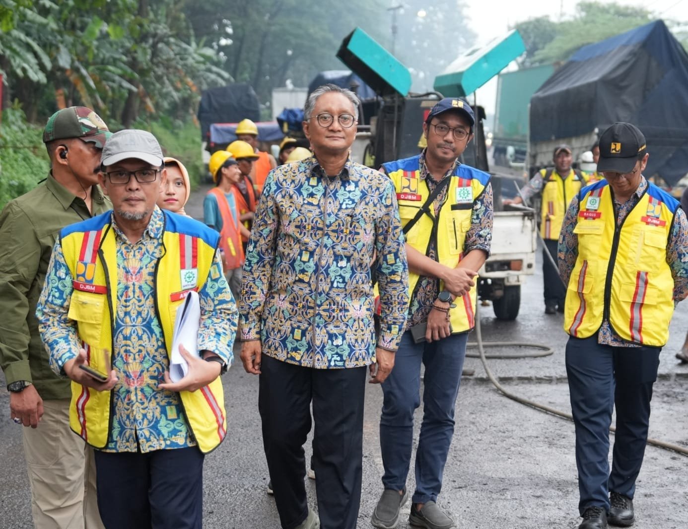 Menteri PU saat meninjau perbaikan jalan pantura ( puskom pu)