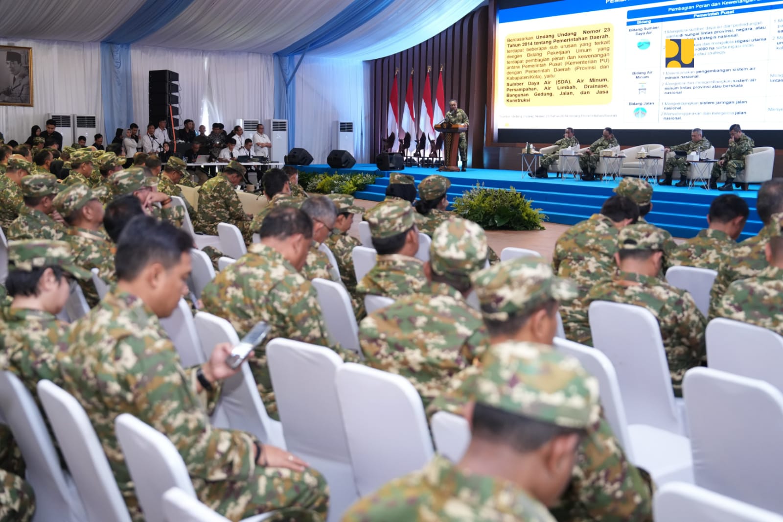 Peserta Retret para Kepala Daerah dimagelang,saat menteri pu menyampaikan materi nya. ( birkom pu)