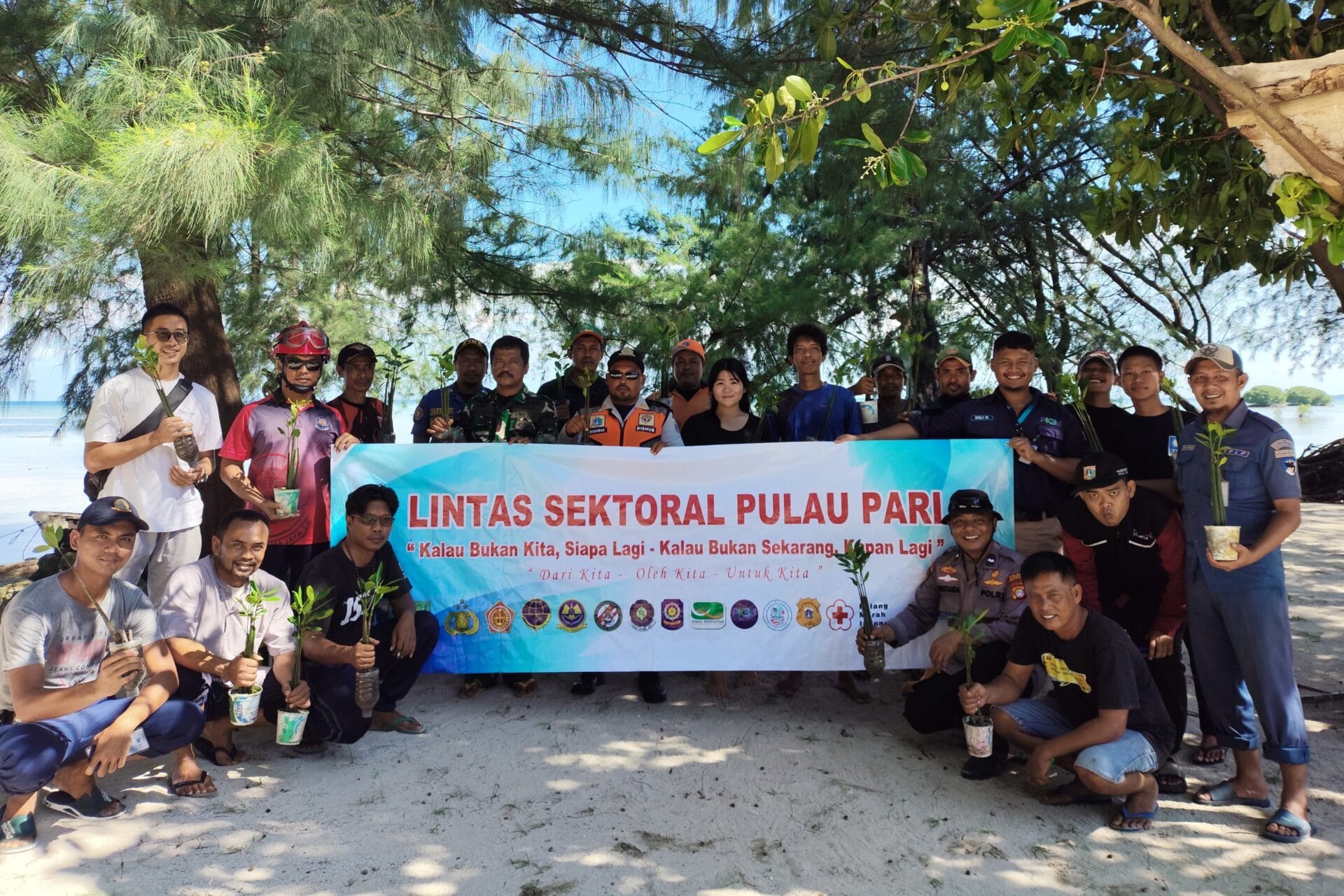 Penanaman mangrove ini melibatkan berbagai instansi, termasuk Sudin Gulkarmat (Damkar), Satpol PP, Sudin Lingkungan Hidup (LH), Dinas Perhubungan, Sudin Sumber Daya Air (SDA) Kepulauan Seribu, BABINSA Pulau Pari, PK3D, FPKDM, PPSU, KSOP, Pospol Pulau Pari.