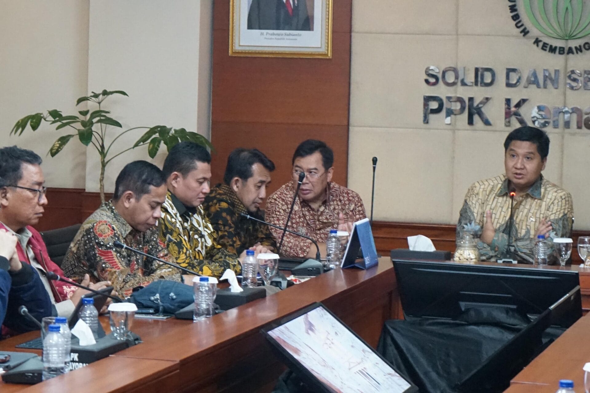 Menteri Ara saat memimpin rapat dgn para pengembang ,( foto,: pkp/ ristyan )