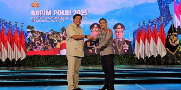 Menteri Ara bersalaman saat rapim polri ( pkp/ ristyan )